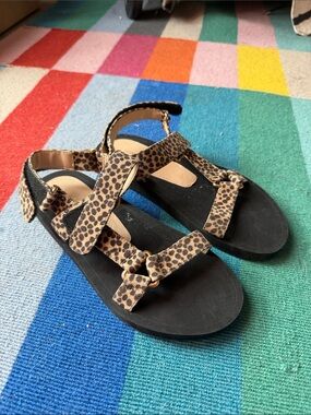 Stuart Weitzman Vail sport sandals in a mini cheetah suede size 6